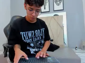 straight__friends – webcam model profile photo Image 12