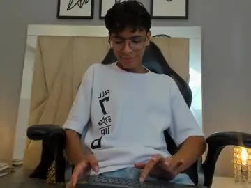 straight__friends – webcam model profile photo Image 3