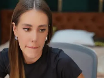 MiraKova – webcam model profile photo Image 13