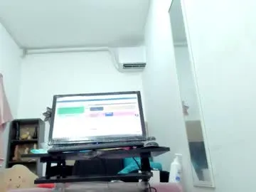 Selena – webcam model profile photo Image 3