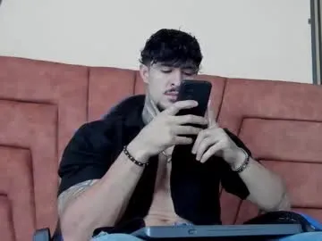 bro_friends – webcam model profile photo Image 9