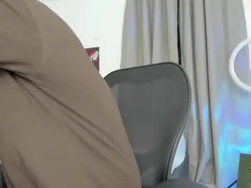 drinklinov – webcam model profile photo Image 4