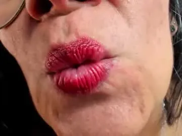 krisskissshow – webcam model profile photo Image 15