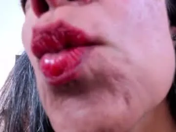 krisskissshow – webcam model profile photo Image 7